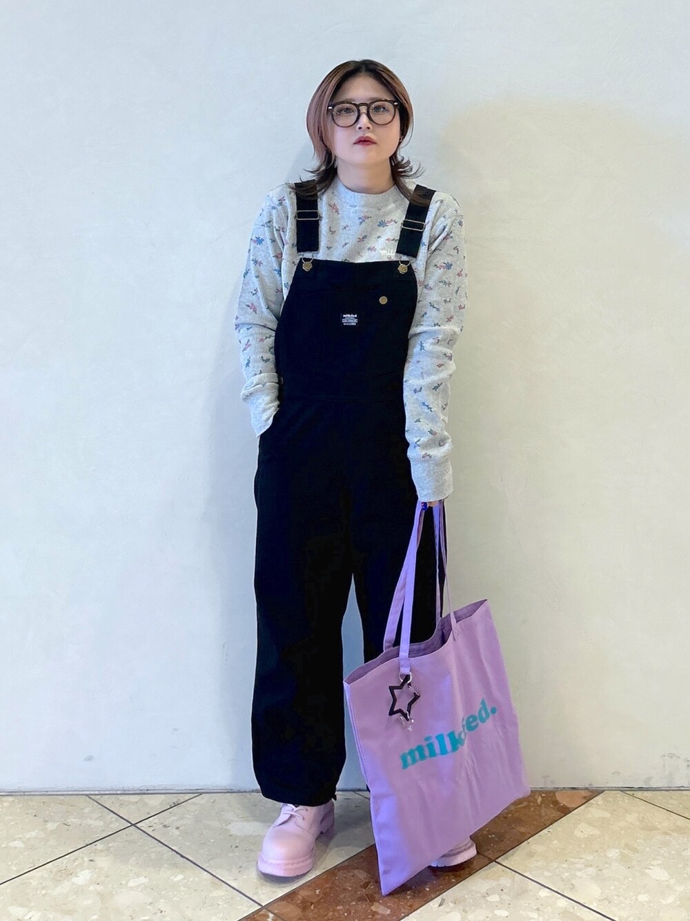 グレー系のTシャツ/カットソー、ブラック系のサロペット/オーバーオール、パープル系のトートバッグを着用したレディースの春コーディネートの3枚目の写真