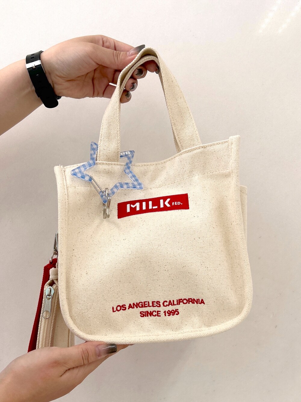 ブラック系のシャツ/ブラウス、ブルー系のサロペット/オーバーオール、レッド系のショルダーバッグを着用したレディースの夏コーディネートの4枚目の写真