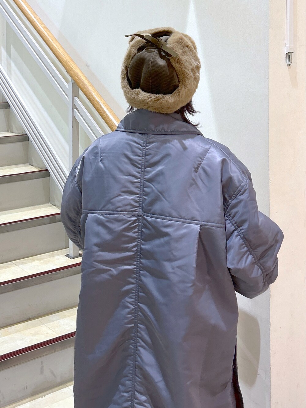 グレー系のMA-1、ブルー系のデニムパンツ、ベージュ系のスニーカーを着用したレディースの秋コーディネートの5枚目の写真