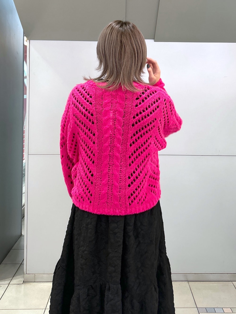 ピンク系のニット/セーター、ブラック系のワンピース、ブラウン系のショルダーバッグを着用したレディースの冬コーディネートの4枚目の写真