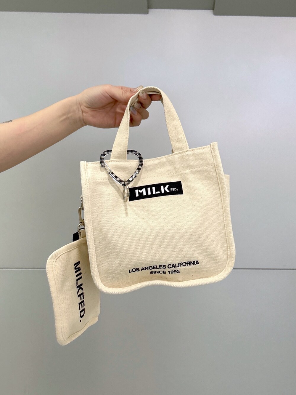 ブルー系のTシャツ/カットソー、グリーン系のワンピース、ホワイト系のショルダーバッグを着用したレディースの春コーディネートの8枚目の写真