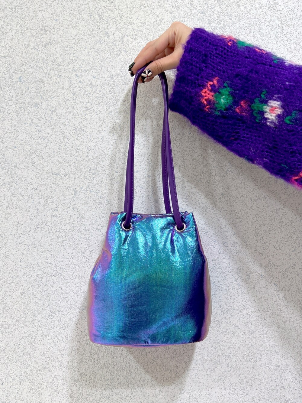 パープル系のカーディガン/ボレロ、ベージュ系のその他トップス、ブラック系のジャンパースカートを着用したレディースの冬コーディネートの6枚目の写真