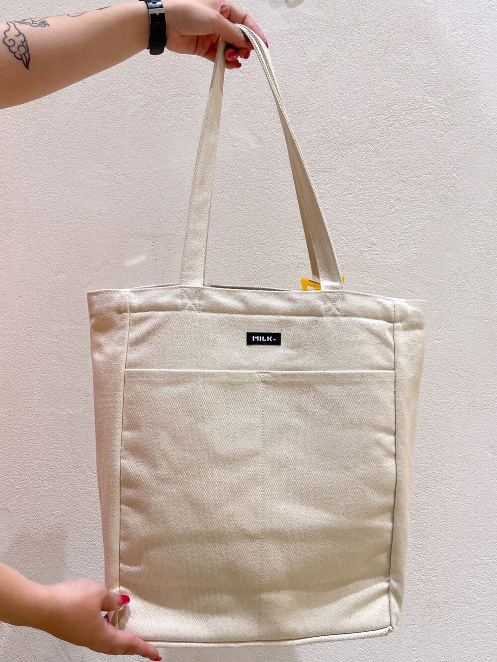 オレンジ系のTシャツ/カットソー、ブラック系のその他パンツ、ブラック系のトートバッグを着用したレディースの夏コーディネートの5枚目の写真