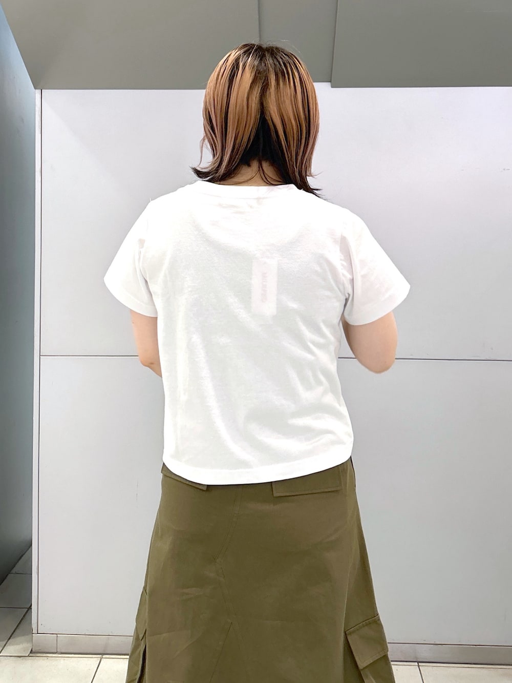 ベージュ系のサンダル、ベージュ系のショルダーバッグ、グリーン系のスカートを着用したレディースの夏コーディネートの4枚目の写真