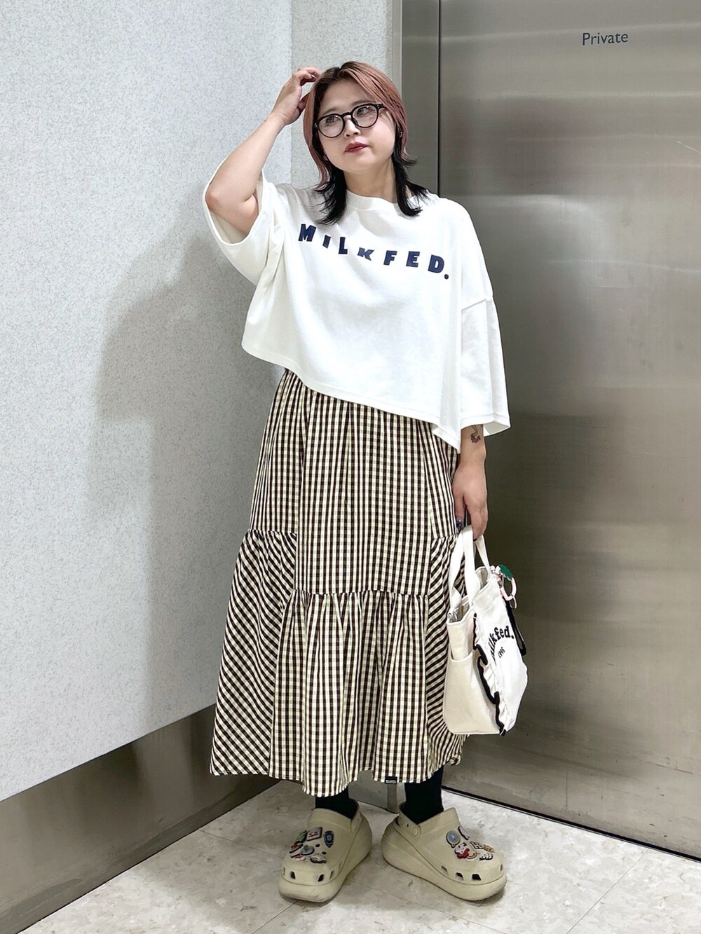 ホワイト系のショルダーバッグ、ベージュ系のサンダル、ホワイト系のTシャツ/カットソーを着用したレディースの夏コーディネートの3枚目の写真