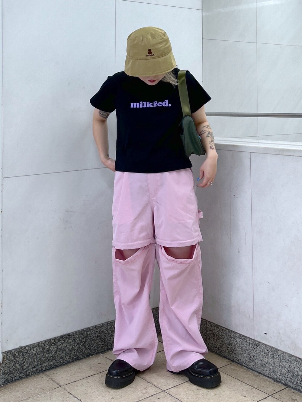 ブラック系のTシャツ/カットソー、ピンク系のその他パンツ、グリーン系のハンドバッグを着用したレディースの春コーディネートの2枚目の写真