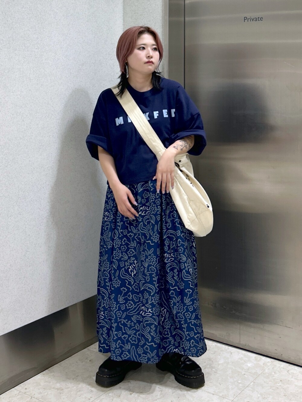 ブルー系のTシャツ/カットソー、ブルー系のワンピース、ホワイト系のショルダーバッグを着用したレディースの春コーディネートの3枚目の写真