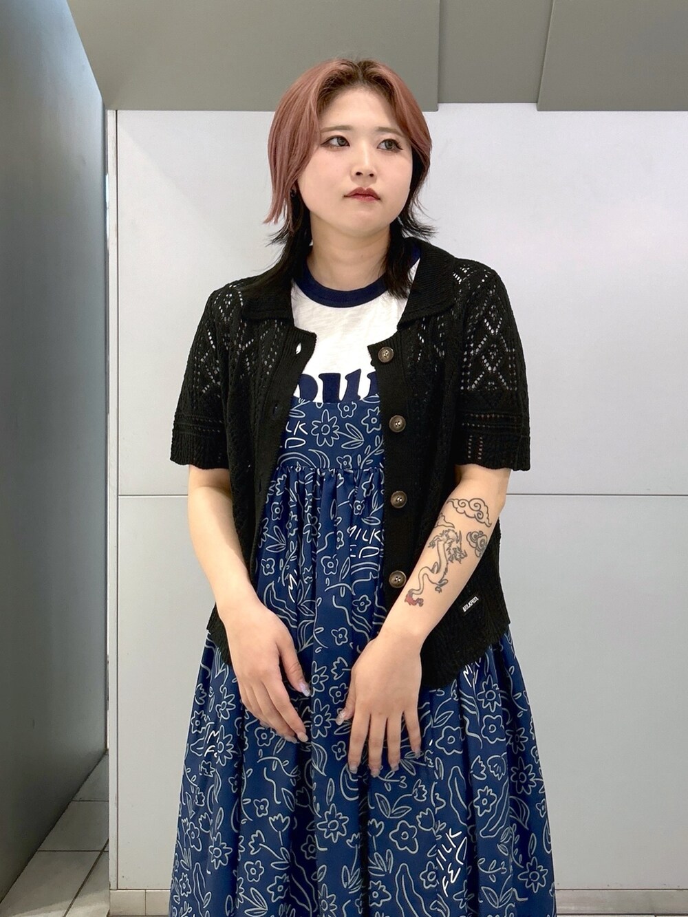 ホワイト系のTシャツ/カットソー、ブラック系のカーディガン/ボレロ、ブルー系のワンピースを着用したレディースの春コーディネートの6枚目の写真