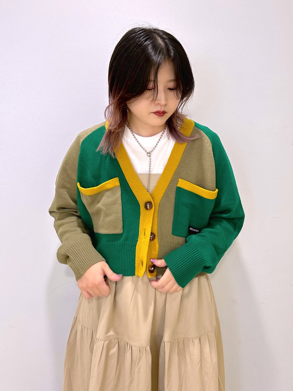 ベージュ系のカーディガン/ボレロ、ブラック系のショルダーバッグ、ベージュ系のワンピースを着用したレディースの夏コーディネートの3枚目の写真