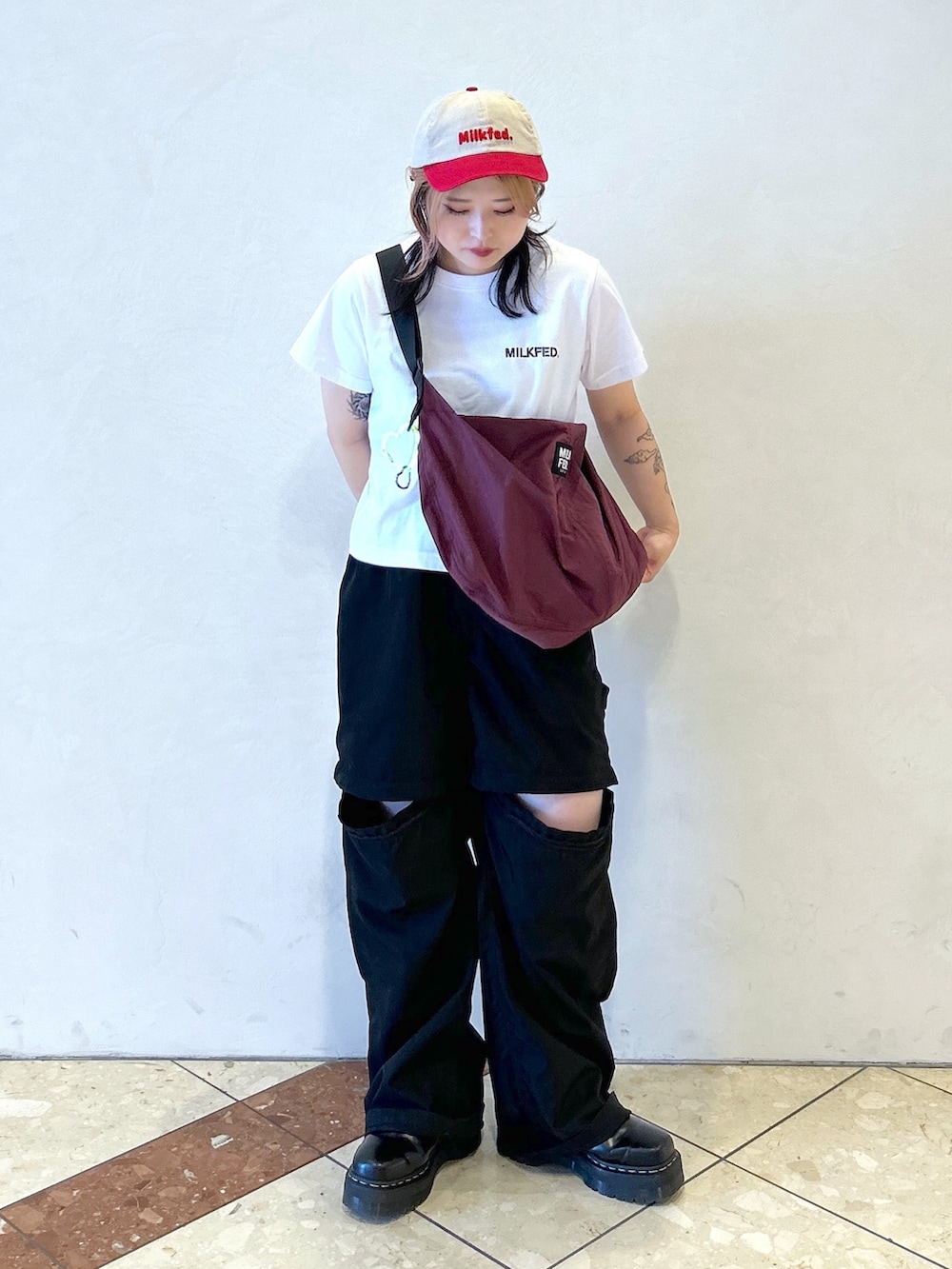 ブラック系のその他パンツ、レッド系のショルダーバッグ、ホワイト系のTシャツ/カットソーを着用したレディースの夏コーディネートの9枚目の写真