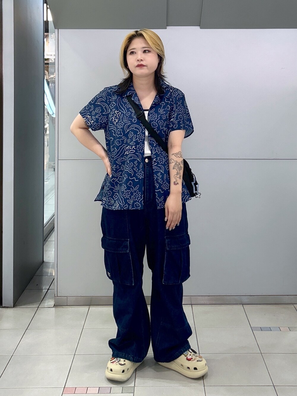 ブルー系のカーゴパンツ、ブルー系のシャツ/ブラウス、ホワイト系のキャミソールを着用したレディースの春コーディネートの3枚目の写真