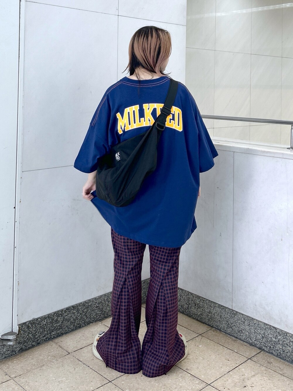 ブルー系のTシャツ/カットソー、ブルー系のその他パンツ、ベージュ系のサンダルを着用したレディースの夏コーディネートの4枚目の写真