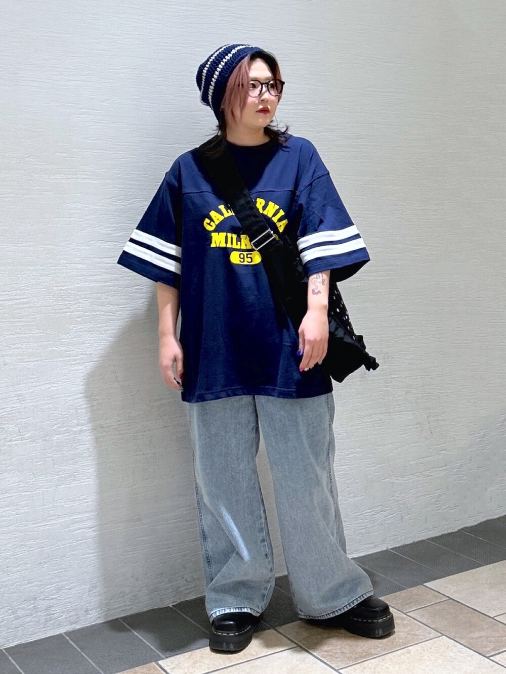 ブルー系のTシャツ/カットソー、ブルー系のデニムパンツ、ブラック系のブーツを着用したレディースの冬コーディネートの2枚目の写真