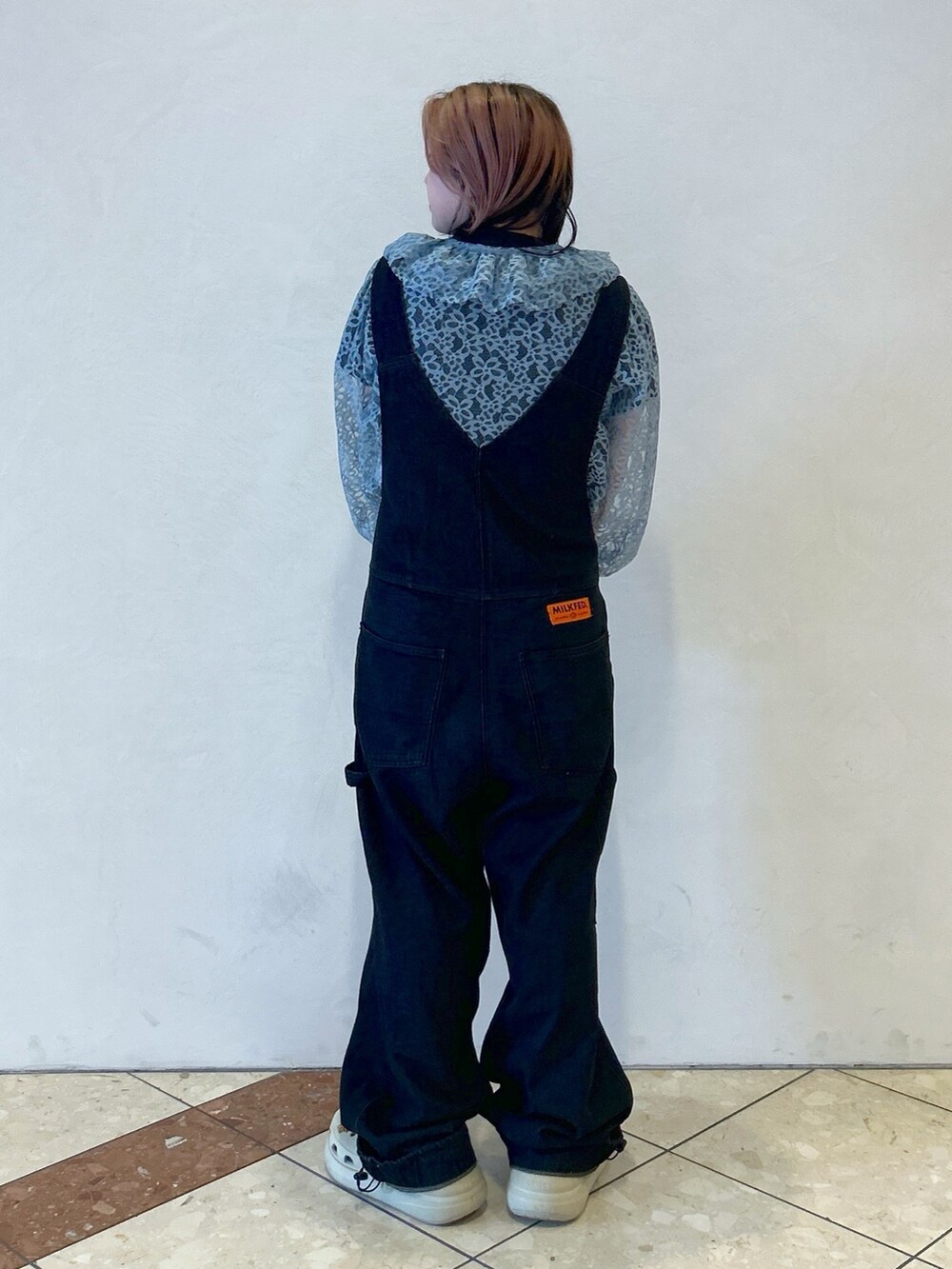 ブルー系のシャツ/ブラウス、グレー系のTシャツ/カットソー、ブラック系のサロペット/オーバーオールを着用したレディースの夏コーディネートの3枚目の写真