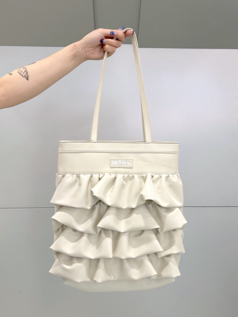 ピンク系のTシャツ/カットソー、ブラック系のスカート、ホワイト系のトートバッグを着用したレディースの夏コーディネートの7枚目の写真