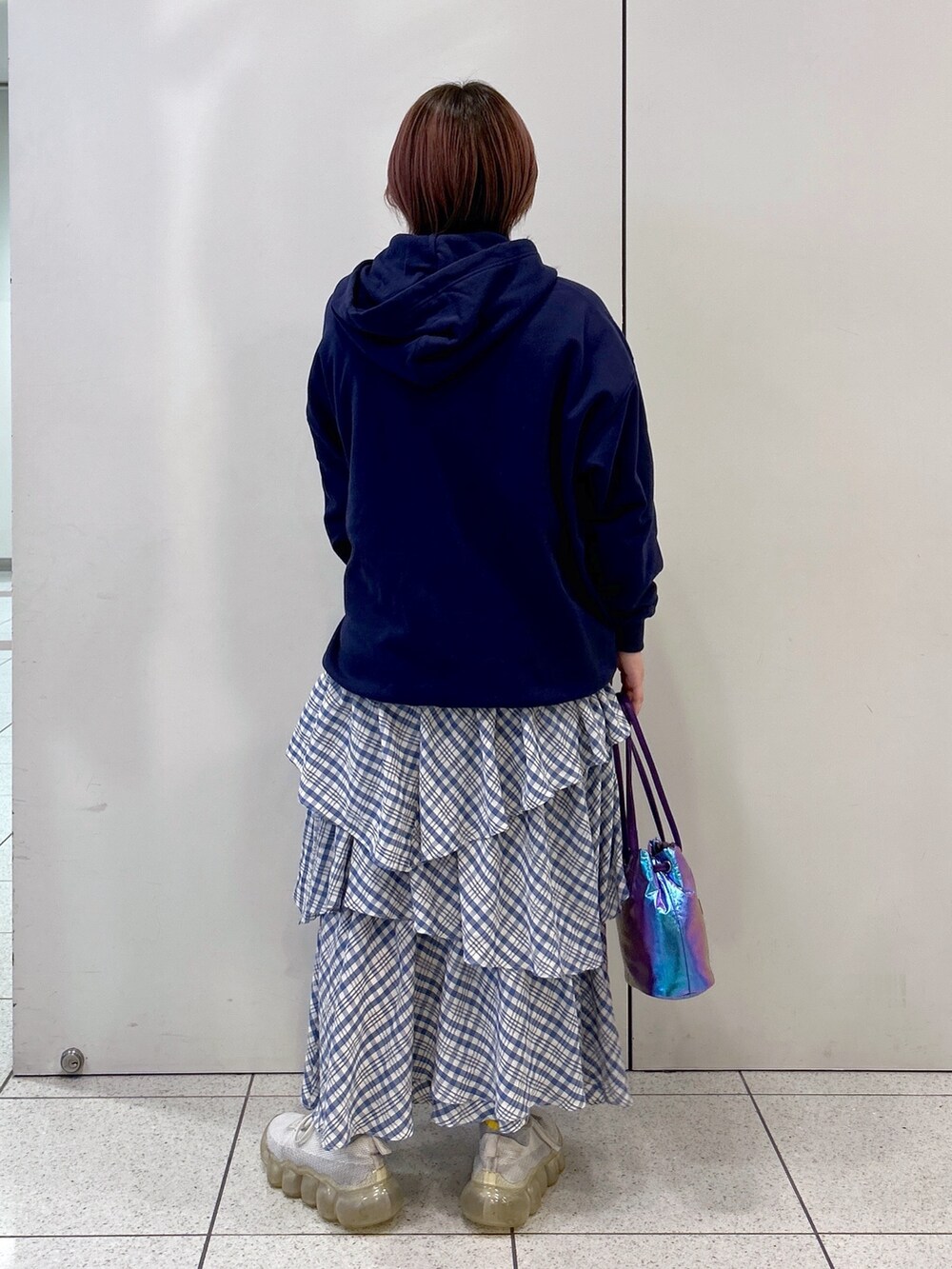 ブルー系のパーカー、ブルー系のスカート、ホワイト系のTシャツ/カットソーを着用したレディースの冬コーディネートの3枚目の写真