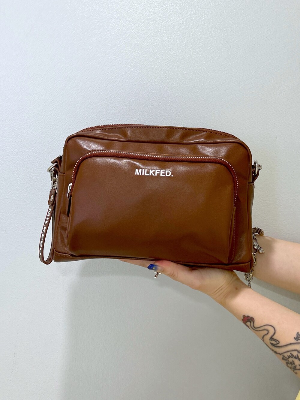 オレンジ系のその他パンツ、ブラウン系のショルダーバッグ、イエロー系のTシャツ/カットソーを着用したレディースの夏コーディネートの7枚目の写真