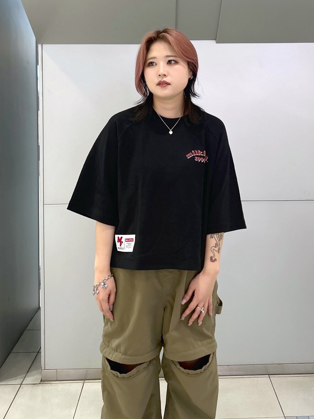 グリーン系のその他パンツ、ブラック系のTシャツ/カットソー、ベージュ系のサンダルを着用したレディースの夏コーディネートの4枚目の写真