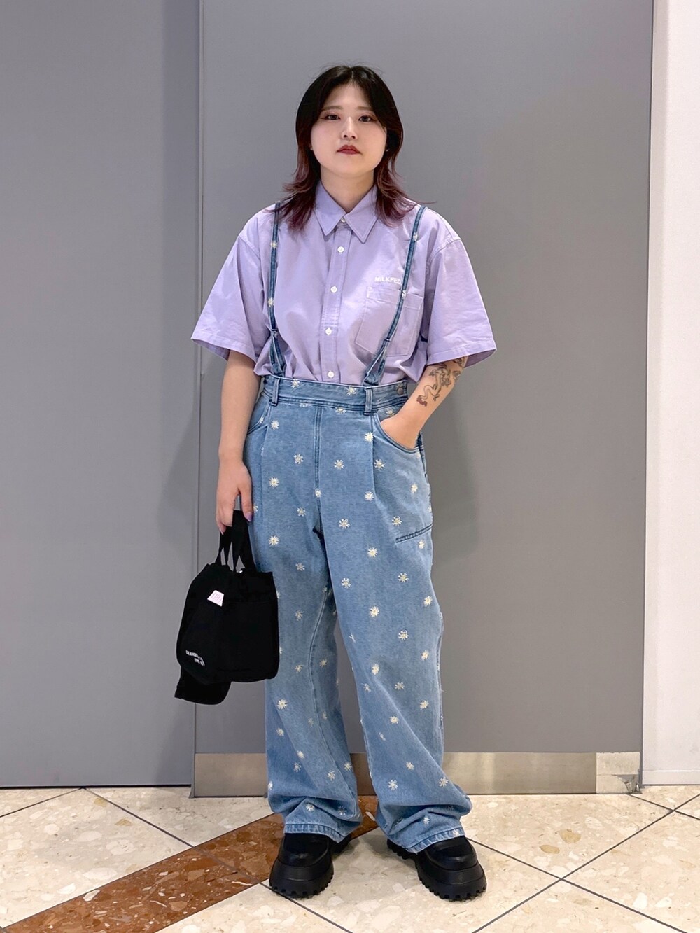 パープル系のシャツ/ブラウス、ブルー系のデニムパンツ、ピンク系のショルダーバッグを着用したレディースの夏コーディネートの2枚目の写真