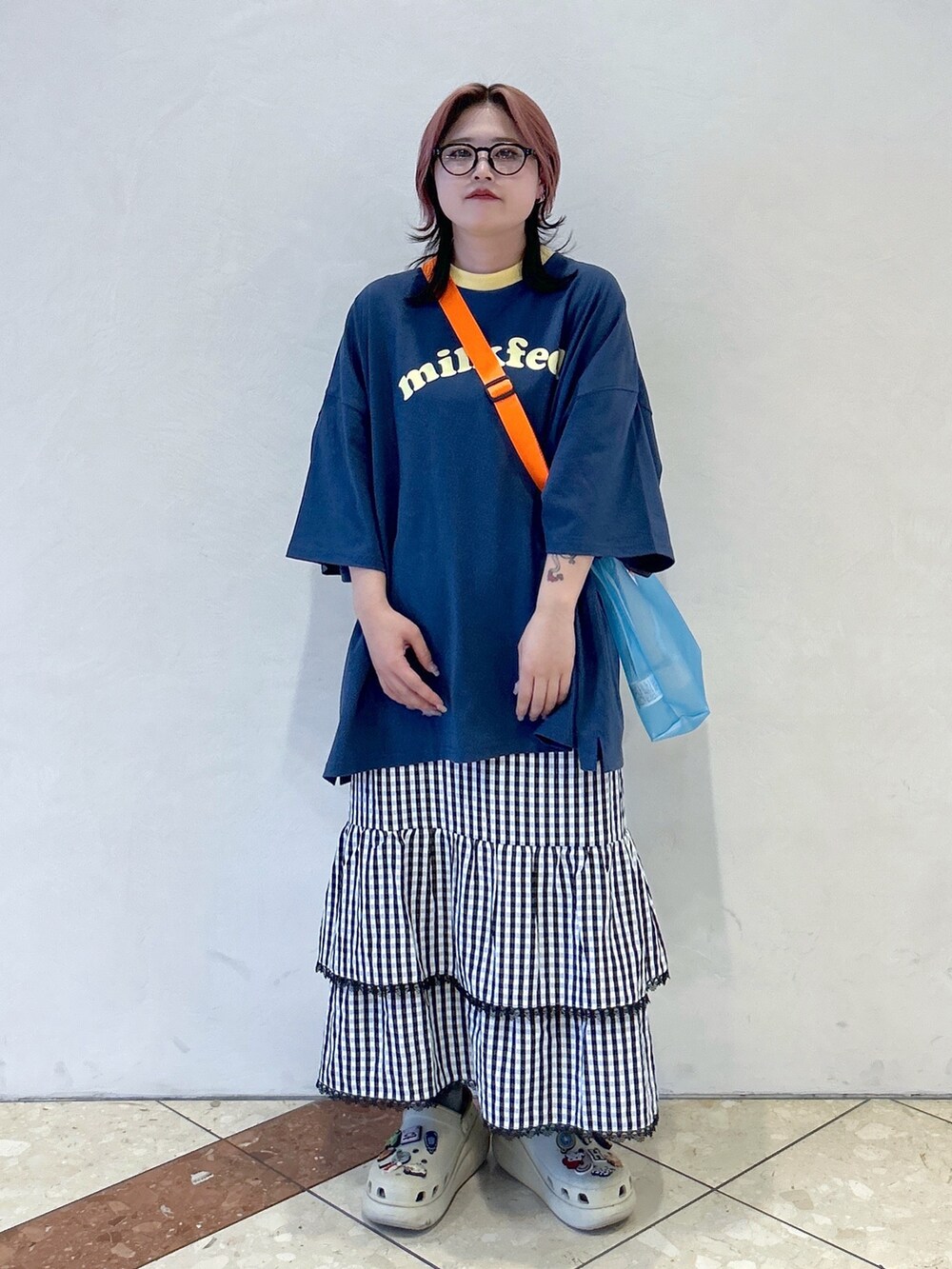 ブルー系のTシャツ/カットソー、ブルー系のショルダーバッグ、ブラック系のワンピースを着用したレディースの夏コーディネートの2枚目の写真