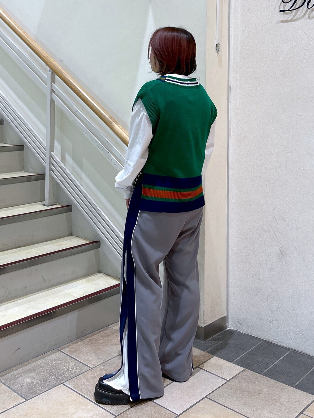 ホワイト系のTシャツ/カットソー、グリーン系のベスト、グレー系のその他パンツを着用したレディースの冬コーディネートの3枚目の写真