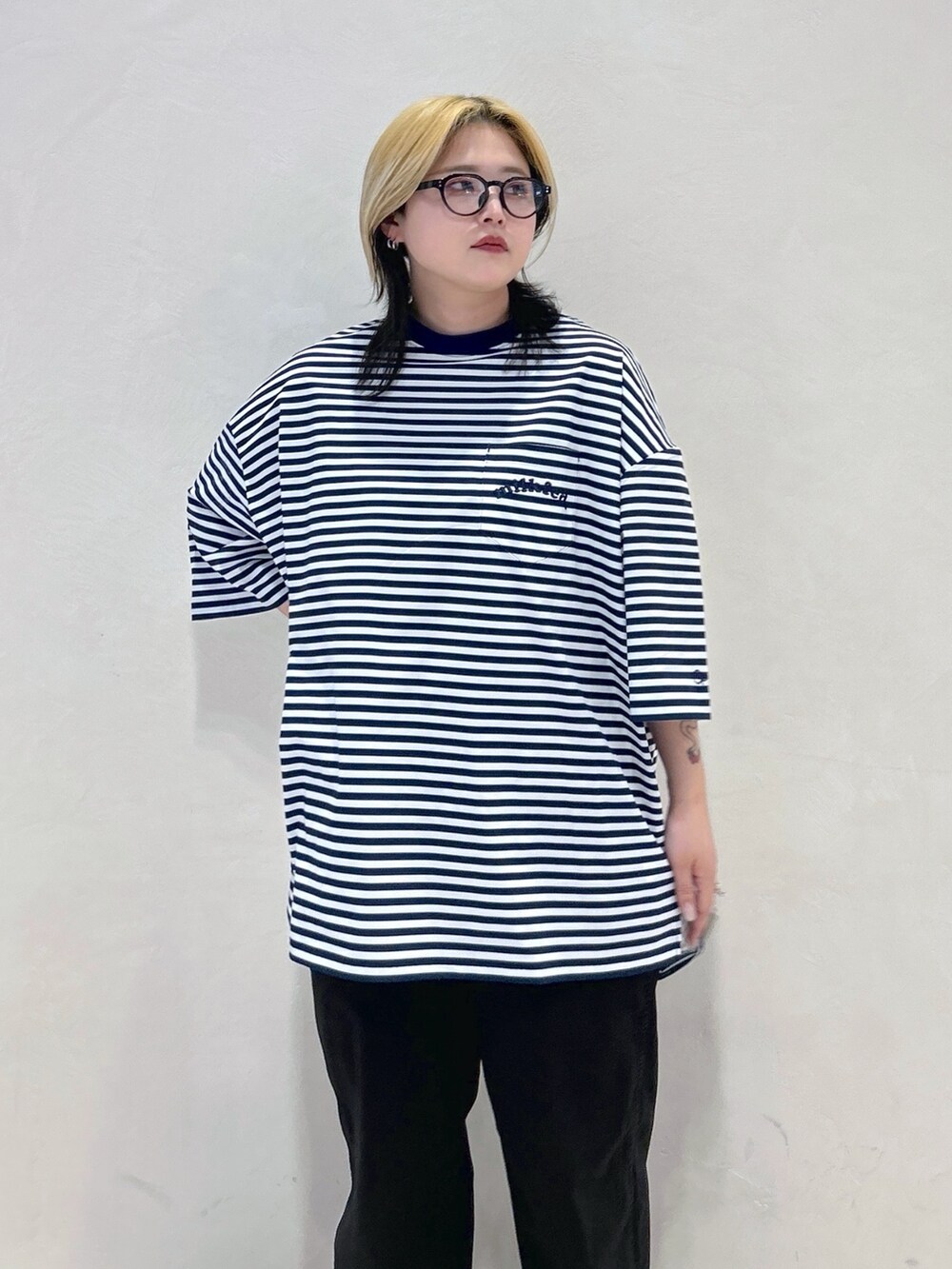 ブラック系のデニムパンツ、ホワイト系のショルダーバッグ、その他の水着を着用したレディースの春コーディネートの5枚目の写真