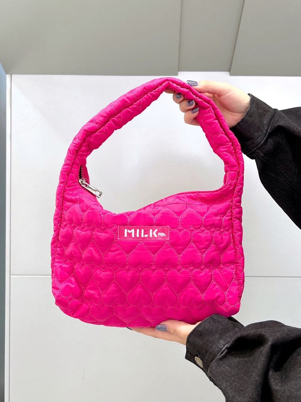 ブラック系のデニムジャケット、ブラック系のサロペット/オーバーオール、ピンク系のハンドバッグを着用したレディースの秋コーディネートの5枚目の写真