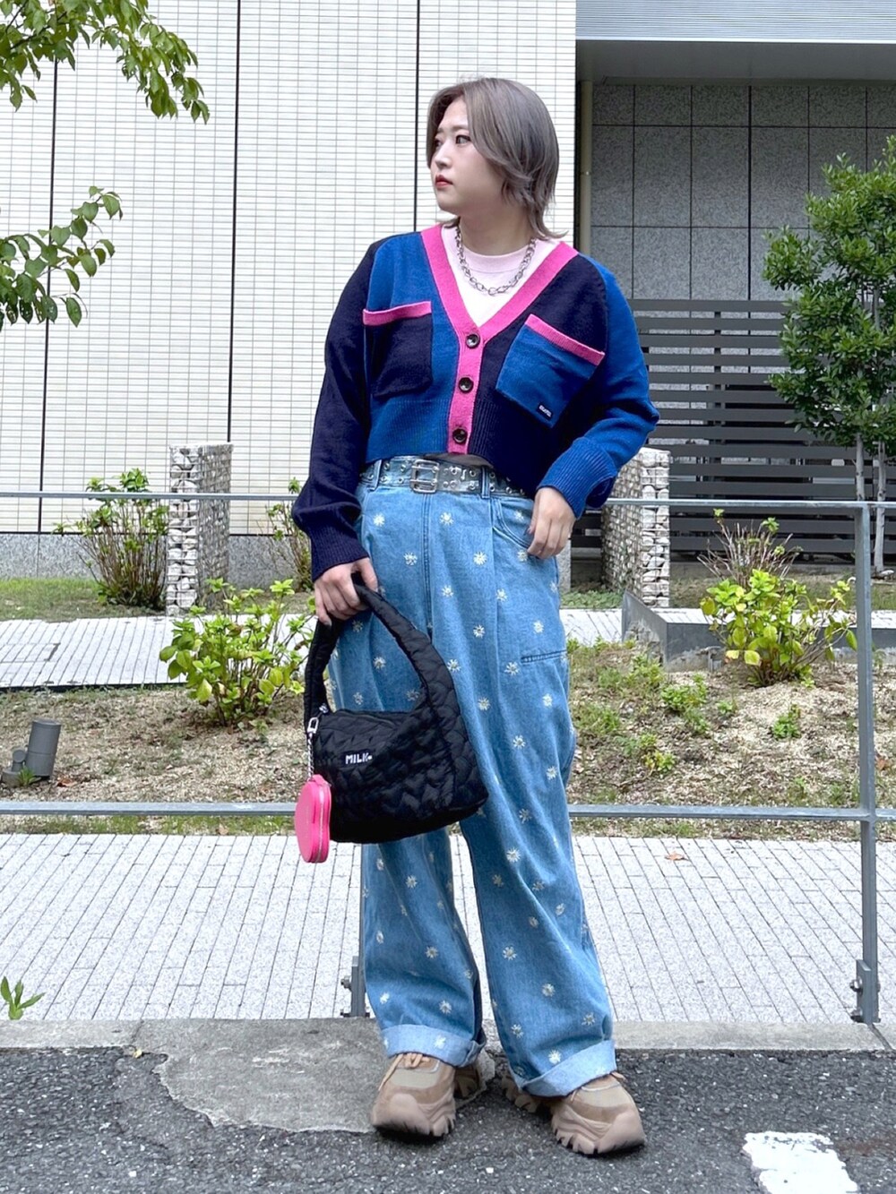 ブルー系のカーディガン/ボレロ、ピンク系のTシャツ/カットソー、ブルー系のデニムパンツを着用したレディースの秋コーディネートの2枚目の写真