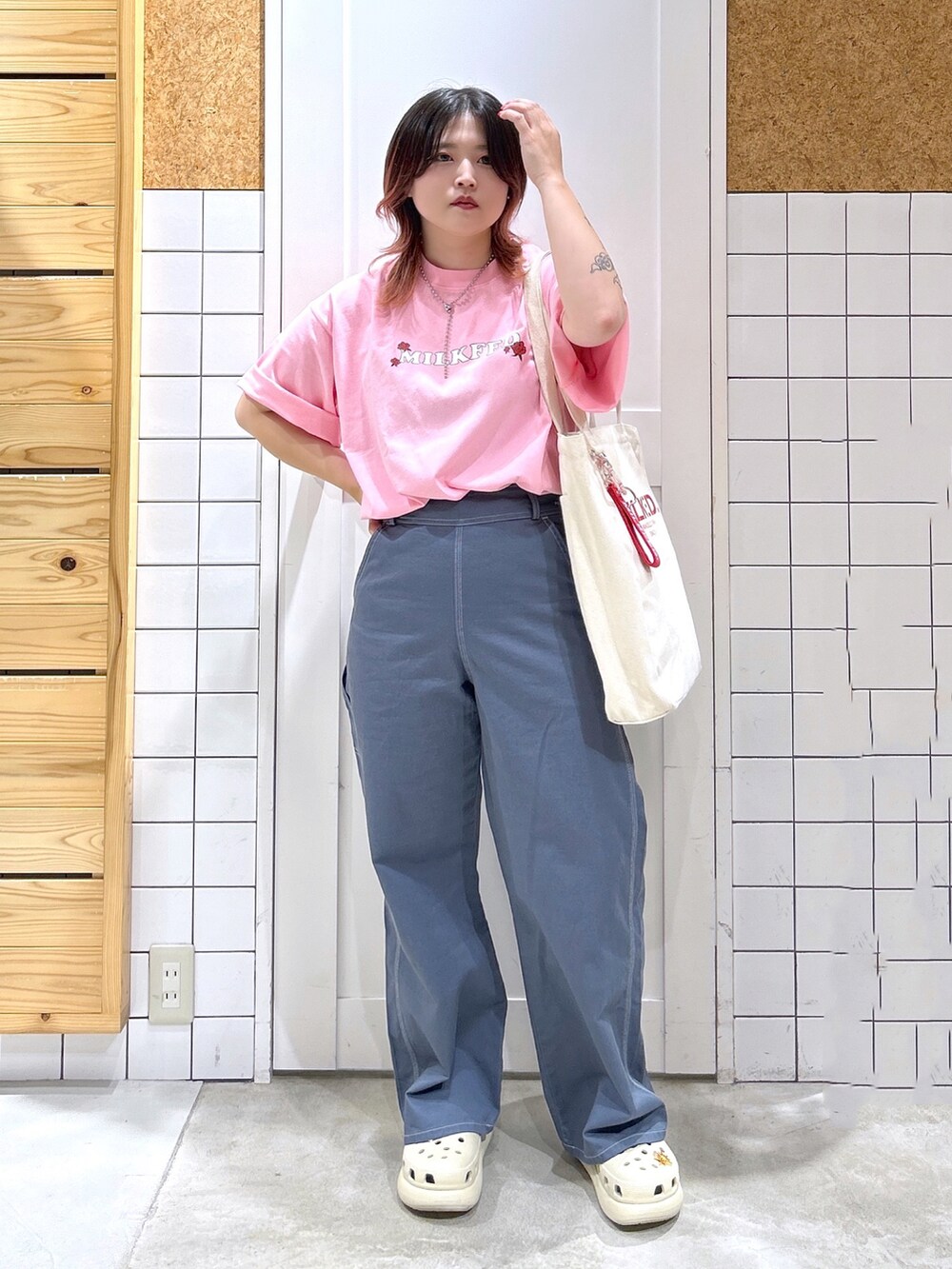 ピンク系のTシャツ/カットソー、グレー系のカーゴパンツ、レッド系のトートバッグを着用したレディースの夏コーディネートの3枚目の写真