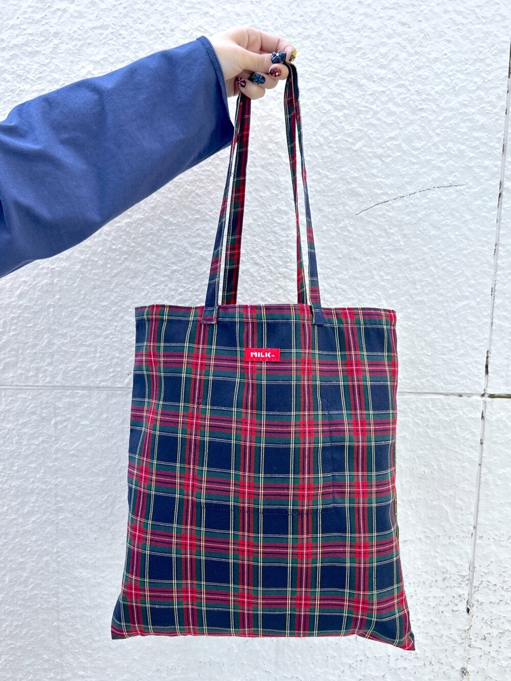 ブルー系のTシャツ/カットソー、ブラック系のサロペット/オーバーオール、ブルー系のトートバッグを着用したレディースの秋コーディネートの5枚目の写真