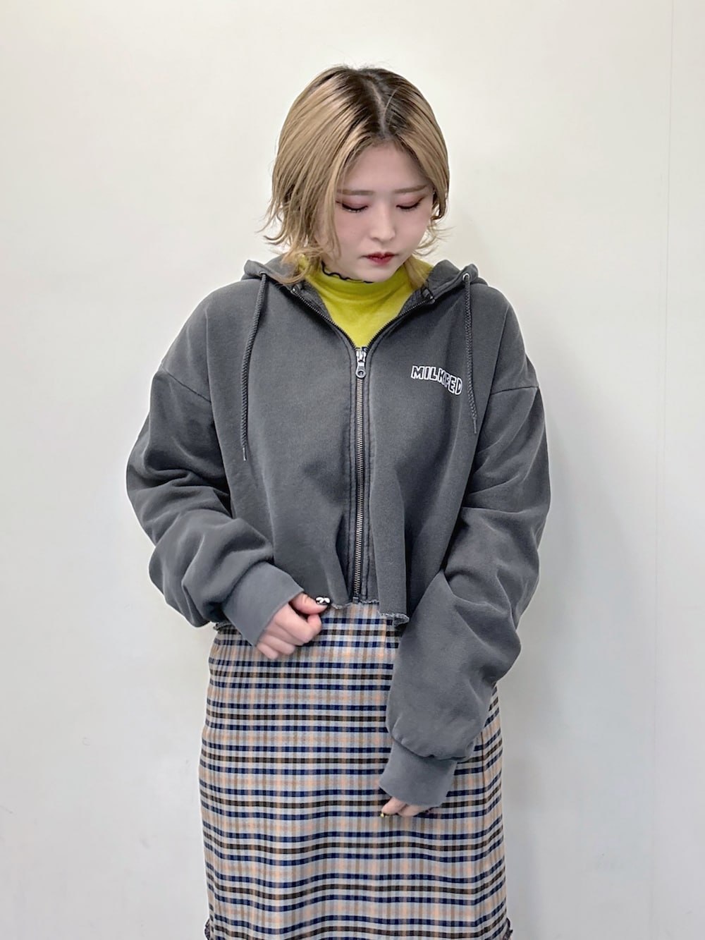 グリーン系のその他トップス、グレー系のパーカー、パープル系のショルダーバッグを着用したレディースの冬コーディネートの3枚目の写真