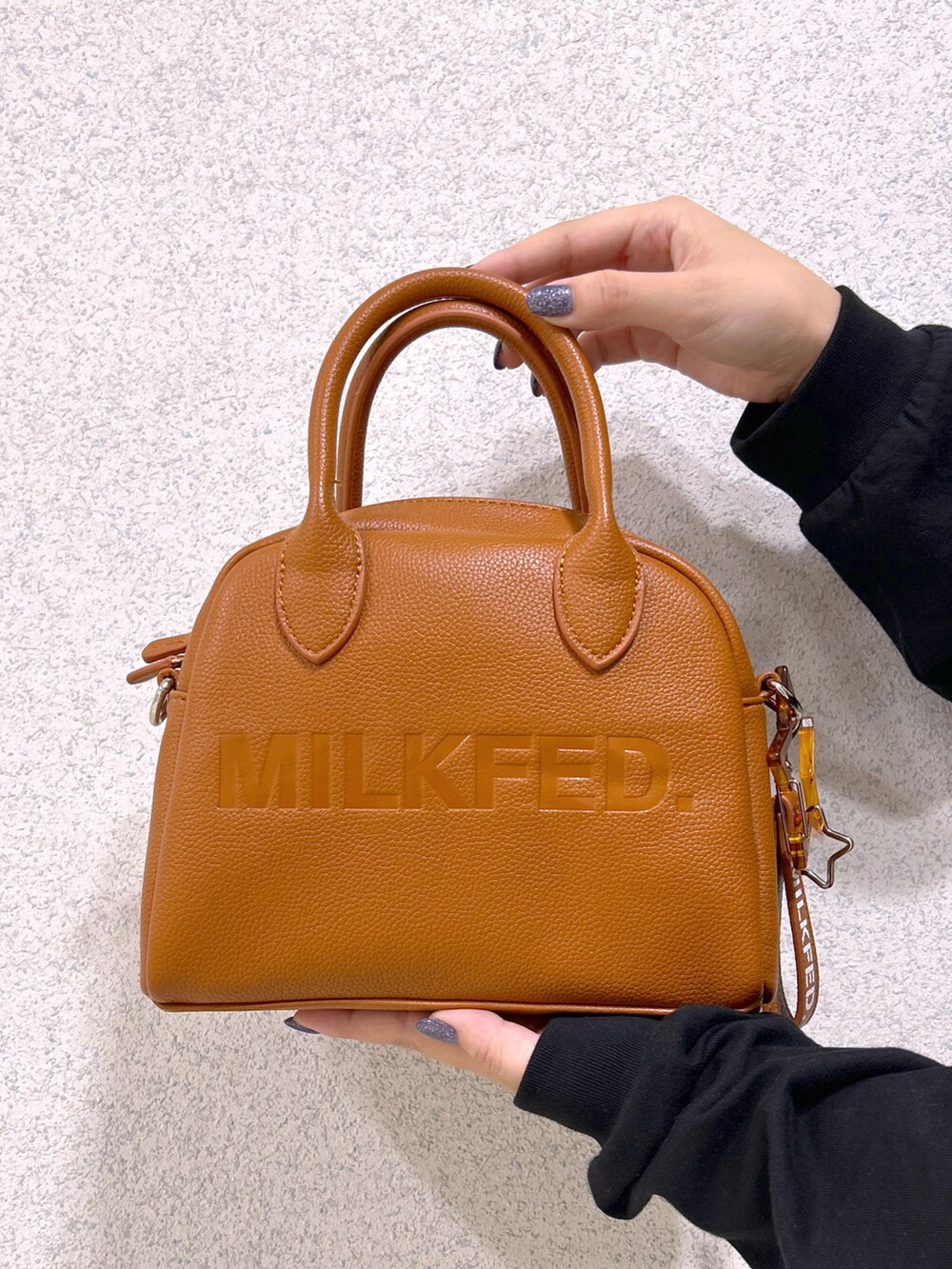 ブラック系のTシャツ/カットソー、グリーン系のシャツ/ブラウス、ブラック系のデニムパンツを着用したレディースの夏コーディネートの4枚目の写真