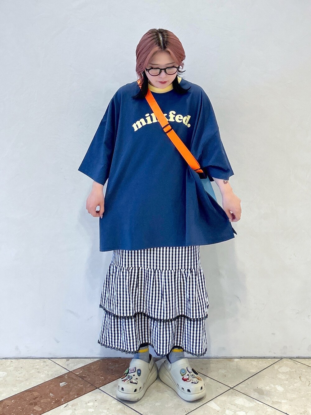 ブルー系のTシャツ/カットソー、ブルー系のショルダーバッグ、ブラック系のワンピースを着用したレディースの夏コーディネートの3枚目の写真