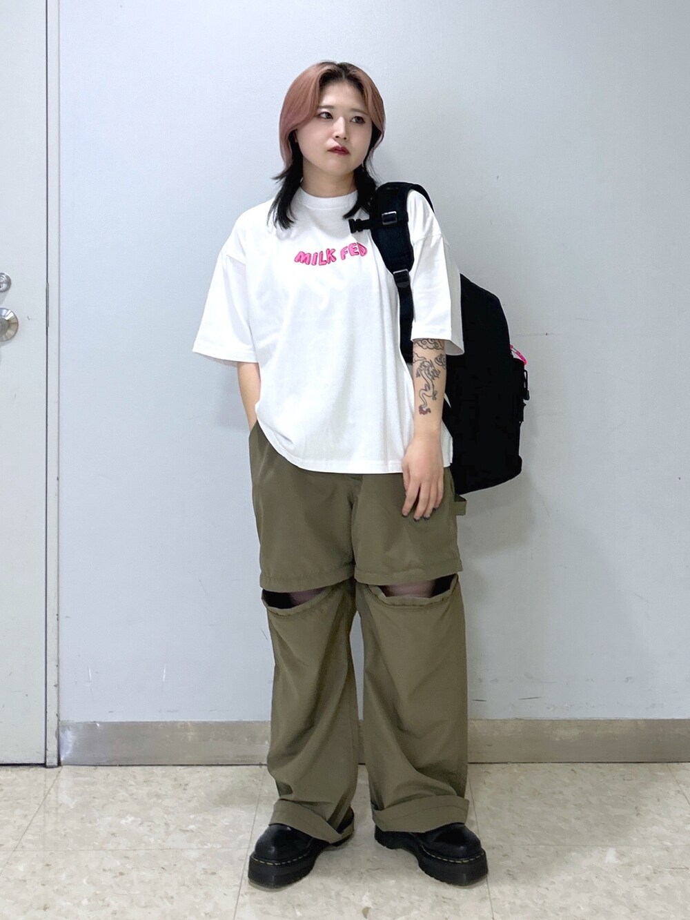 「夏コーデ、お出かけコーデ、骨格ストレート、低身長コーデ、バックパック、リュックスタイル、カーゴパンツ、カットオフ、ハーフパンツ、ブーツスタイル、着回しコーデ、メンズライク、ストリートコーデ、MILKFED.、Dr.Martens」｜「MILKFED.のCAKE S/S TEE（Tシャツ/カットソー、ホワイト系）」を使った、もみじさん（レディース・152cm）の夏コーディネートの2枚目の写真
