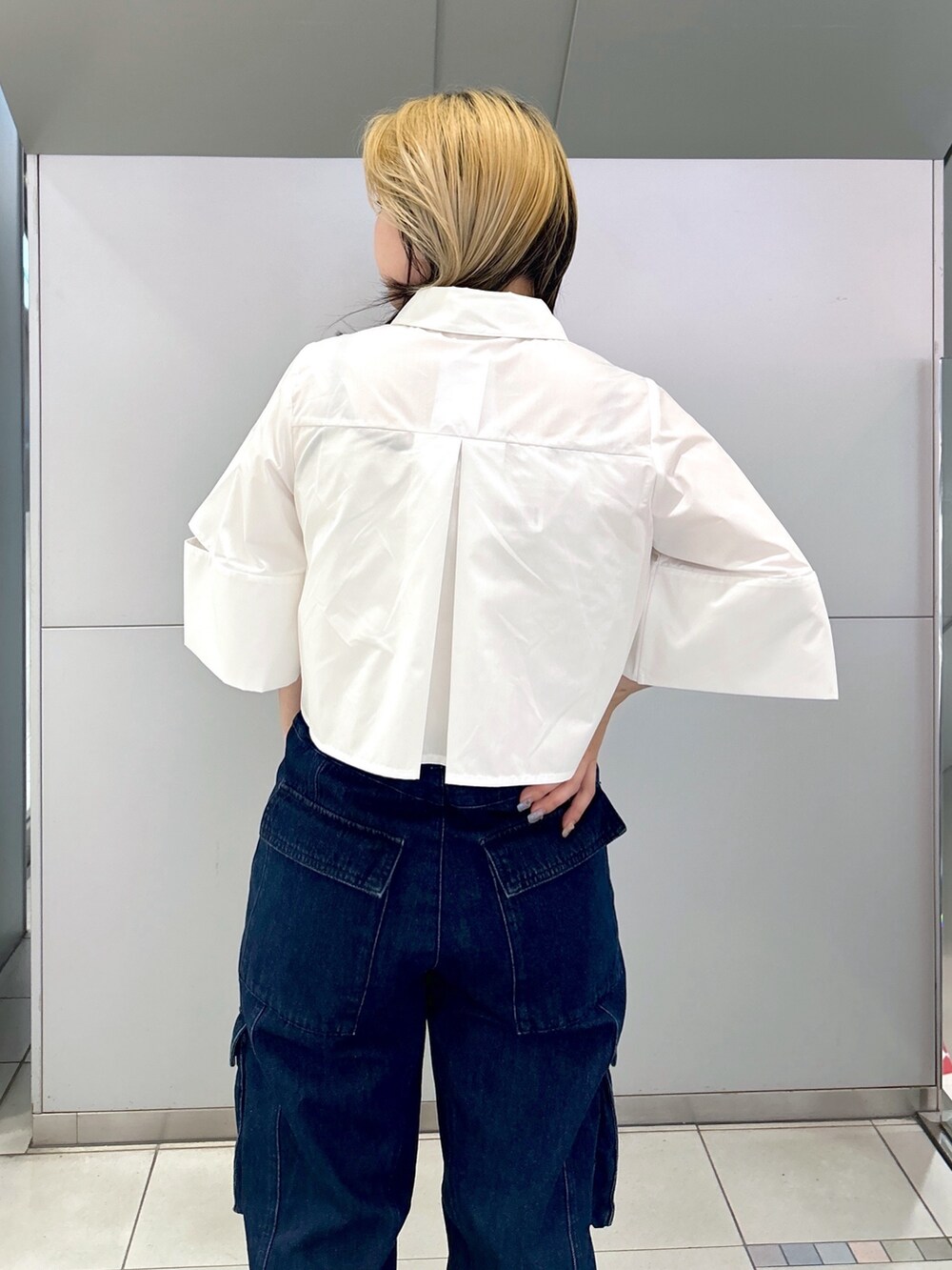 ホワイト系のシャツ/ブラウス、ブルー系のカーゴパンツ、ブルー系のハンドバッグを着用したレディースの春コーディネートの6枚目の写真