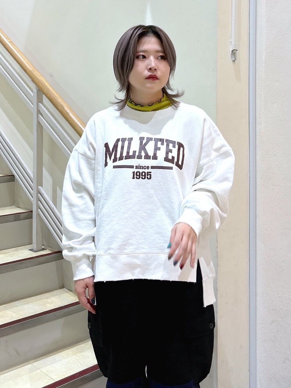 ブラック系のカーゴパンツ、シルバー系のショルダーバッグ、ブラック系のブーツを着用したレディースの冬コーディネートの4枚目の写真