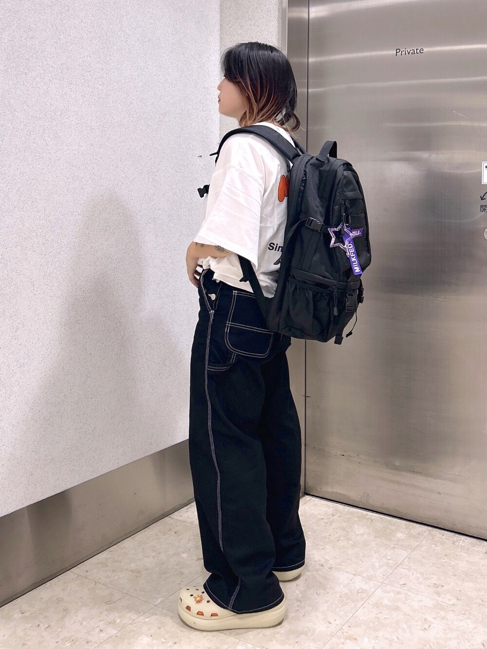 ホワイト系のTシャツ/カットソー、ブラック系のカーゴパンツ、ベージュ系のサンダルを着用したレディースの夏コーディネートの4枚目の写真