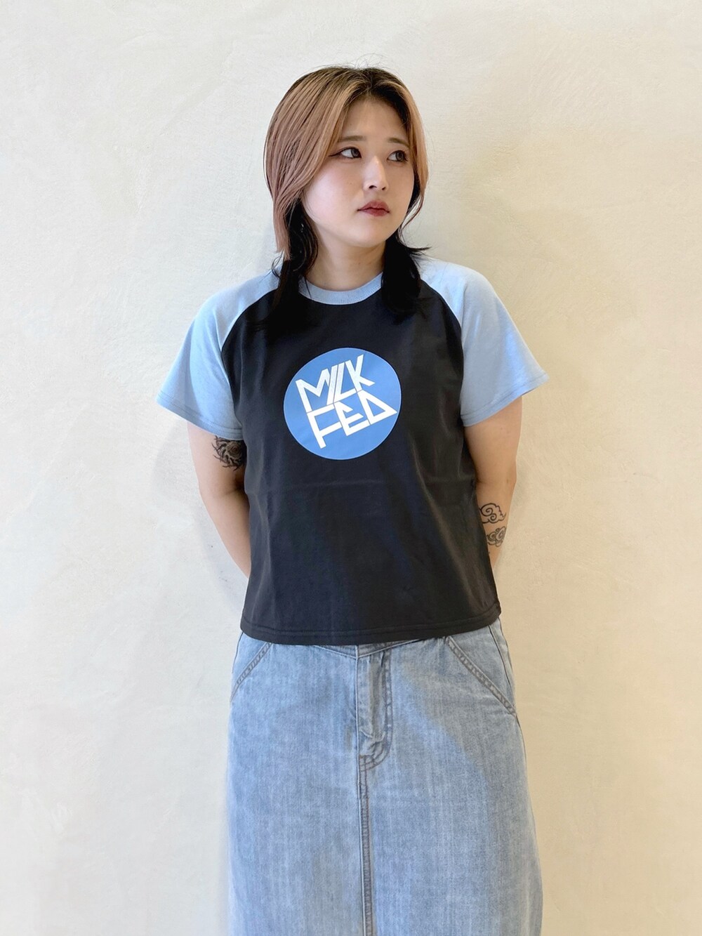 ブルー系のTシャツ/カットソー、ブラック系のショルダーバッグ、ブラック系のブーツを着用したレディースの夏コーディネートの6枚目の写真