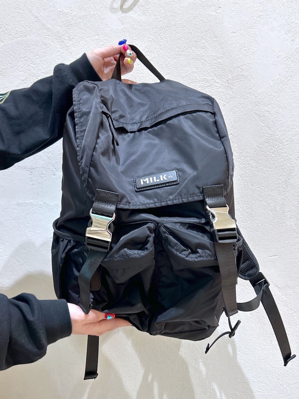 ブラック系のTシャツ/カットソー、ブラック系のバックパック/リュック、ブラック系のブーツを着用したレディースの冬コーディネートの9枚目の写真