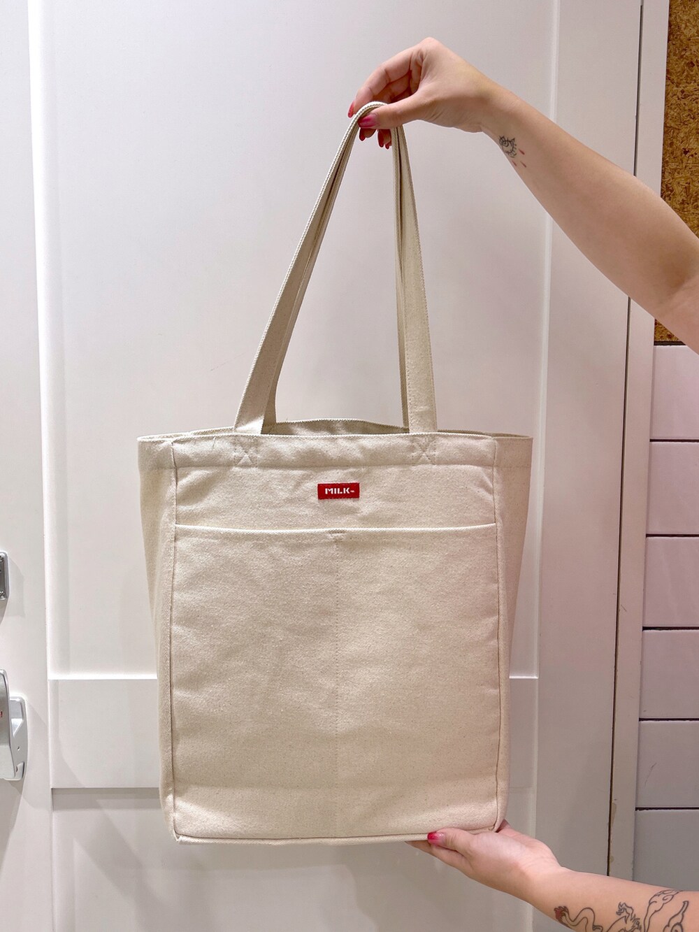 ピンク系のTシャツ/カットソー、グレー系のカーゴパンツ、レッド系のトートバッグを着用したレディースの夏コーディネートの5枚目の写真