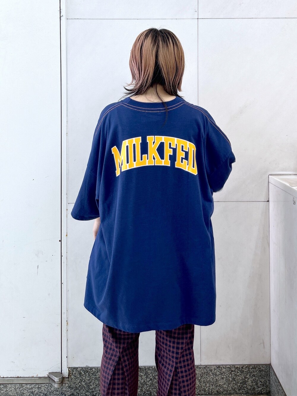 ブルー系のTシャツ/カットソー、ブルー系のその他パンツ、ベージュ系のサンダルを着用したレディースの夏コーディネートの6枚目の写真