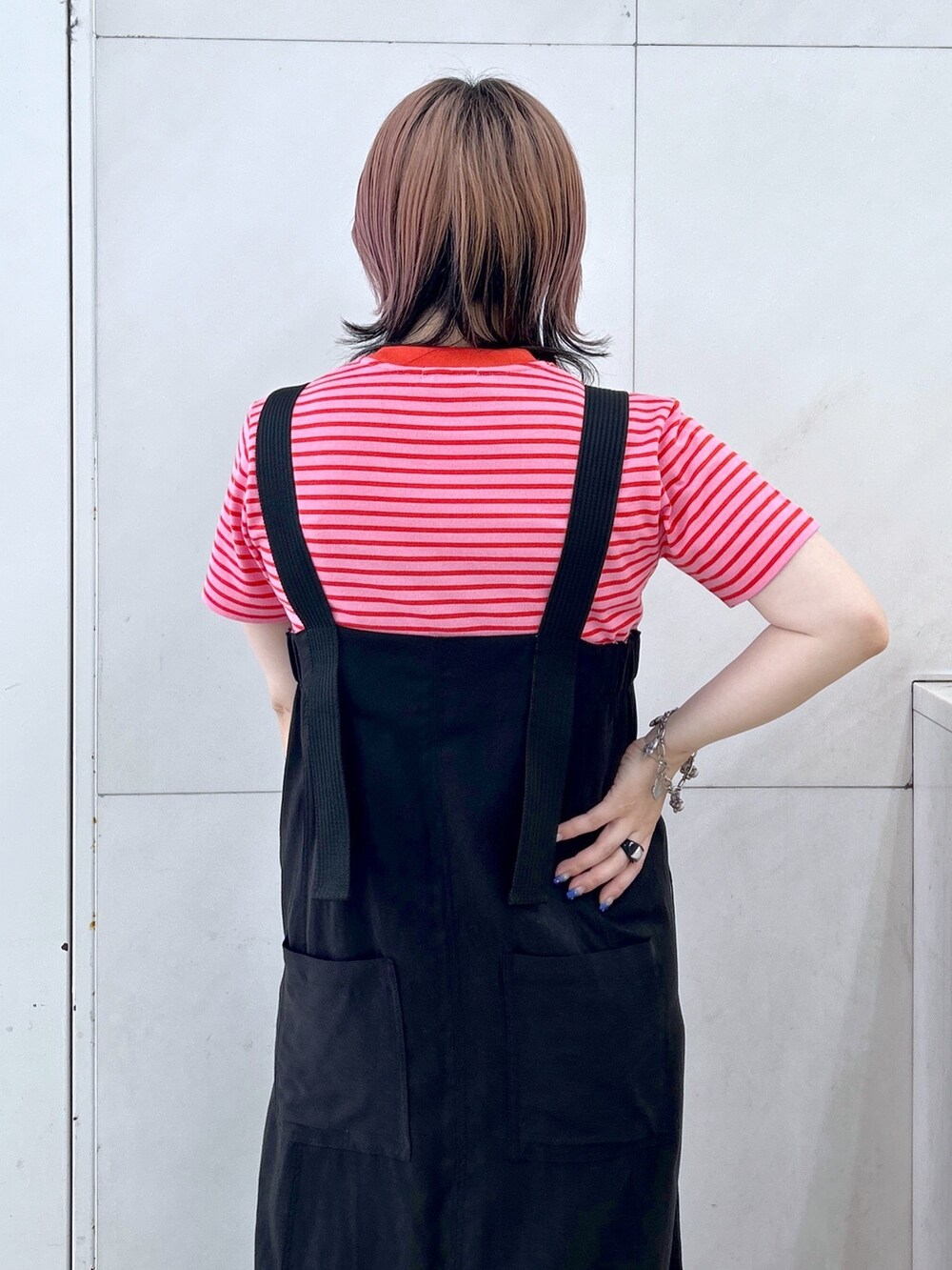 レッド系のTシャツ/カットソー、ブラック系のワンピース、レッド系のショルダーバッグを着用したレディースの夏コーディネートの5枚目の写真