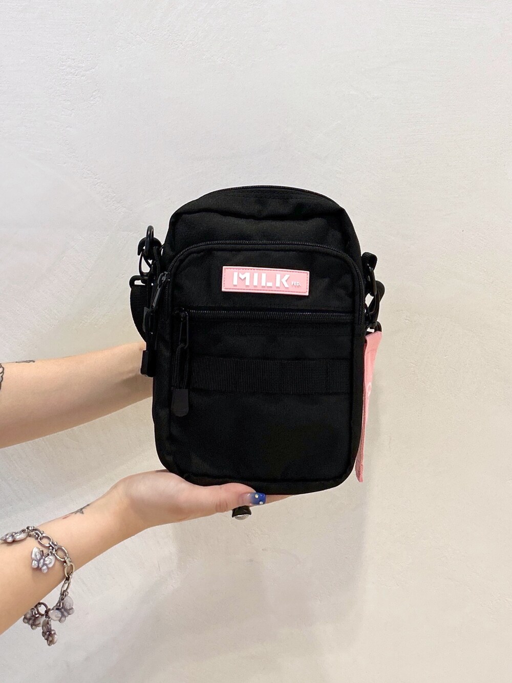 ブラウン系のTシャツ/カットソー、グリーン系のその他パンツ、ピンク系のショルダーバッグを着用したレディースの夏コーディネートの7枚目の写真