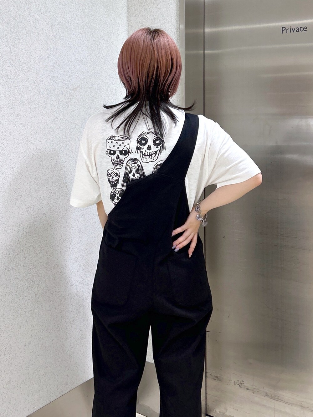 レッド系のショルダーバッグ、ブラック系のサロペット/オーバーオール、ホワイト系のTシャツ/カットソーを着用したレディースの春コーディネートの4枚目の写真