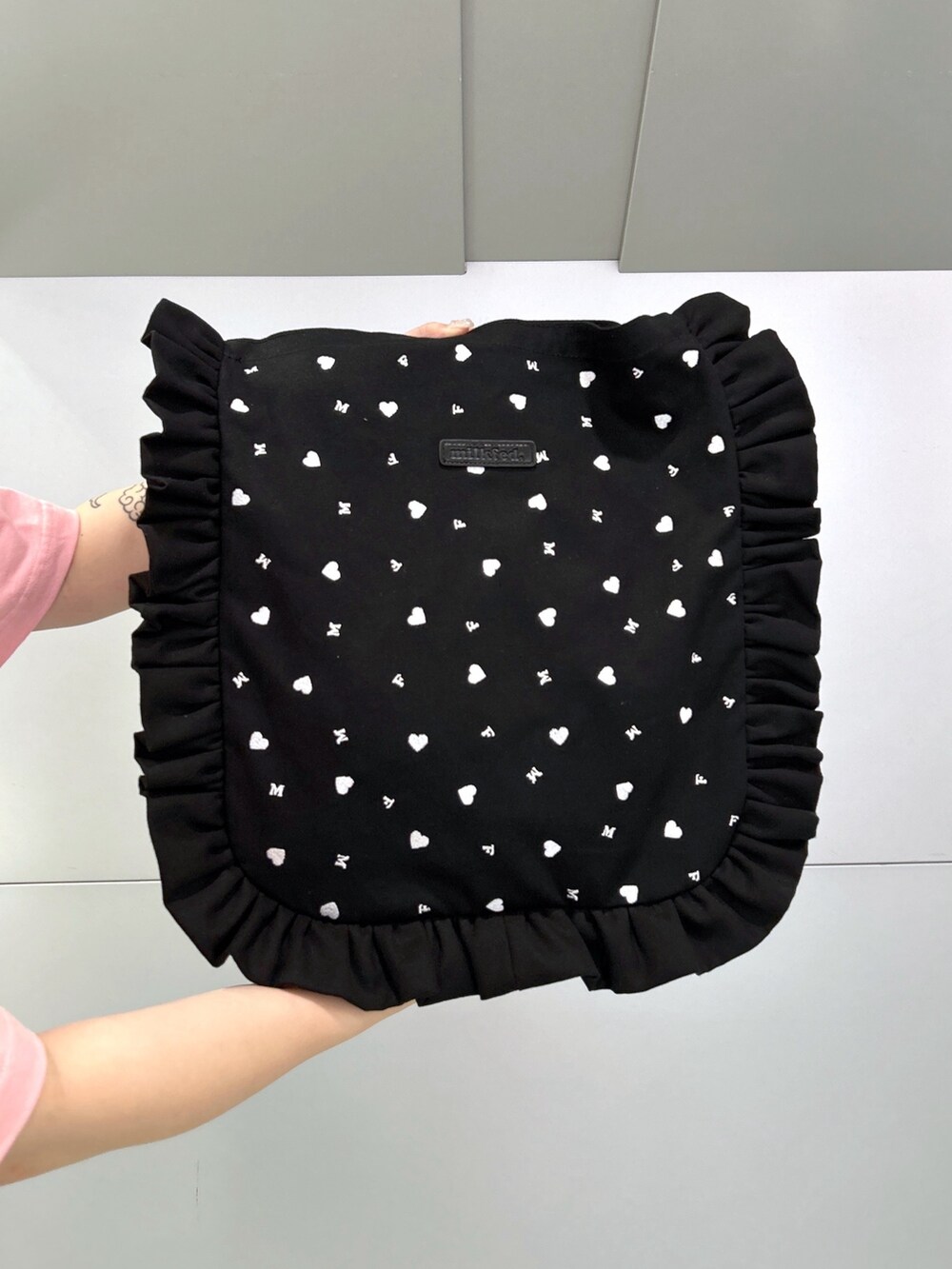 ピンク系のTシャツ/カットソー、ブルー系のデニムパンツ、ブラック系のショルダーバッグを着用したレディースの春コーディネートの7枚目の写真