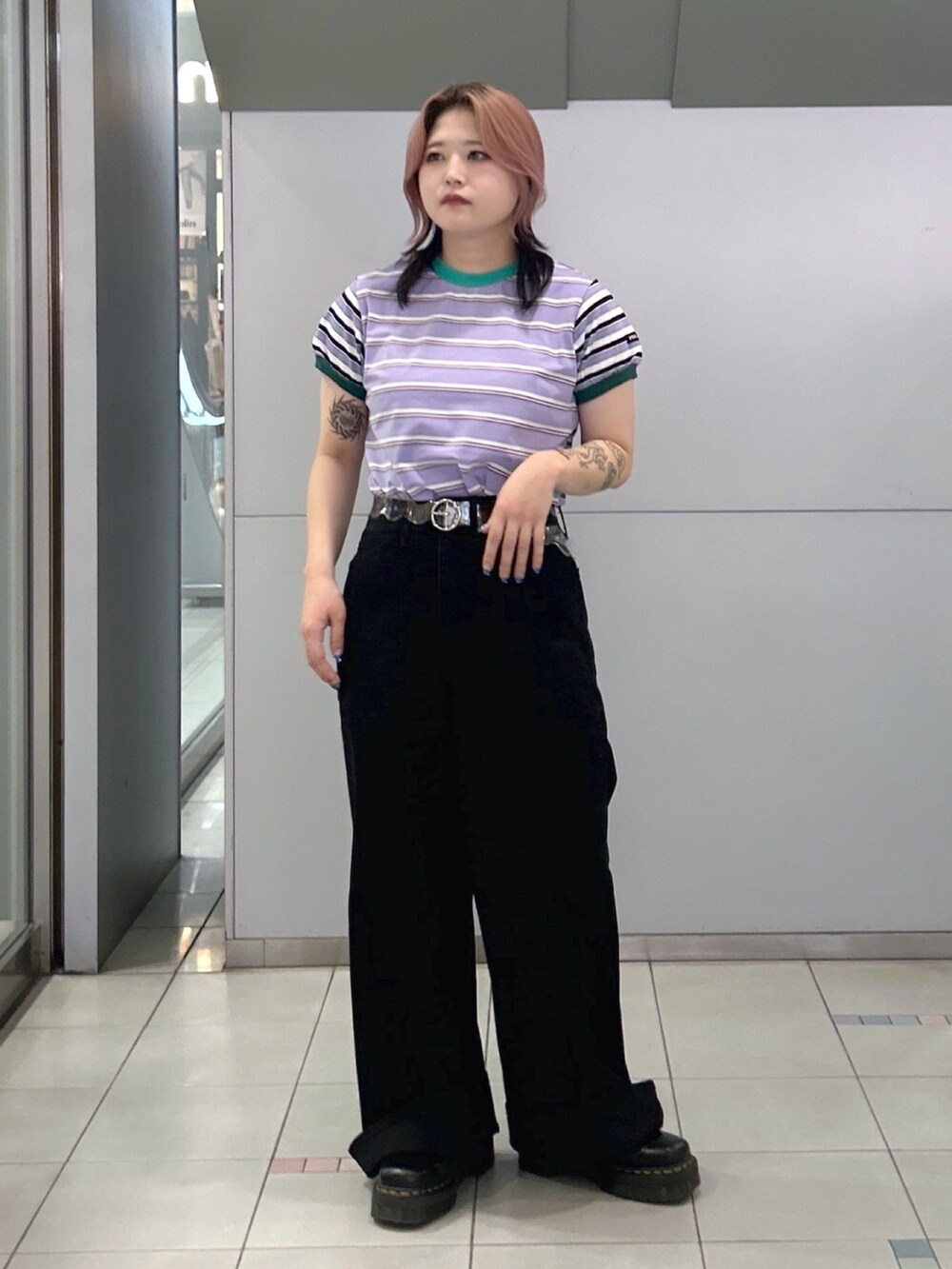 パープル系のTシャツ/カットソー、ブラック系のデニムパンツ、ブラック系のブーツを着用したレディースの夏コーディネートの3枚目の写真