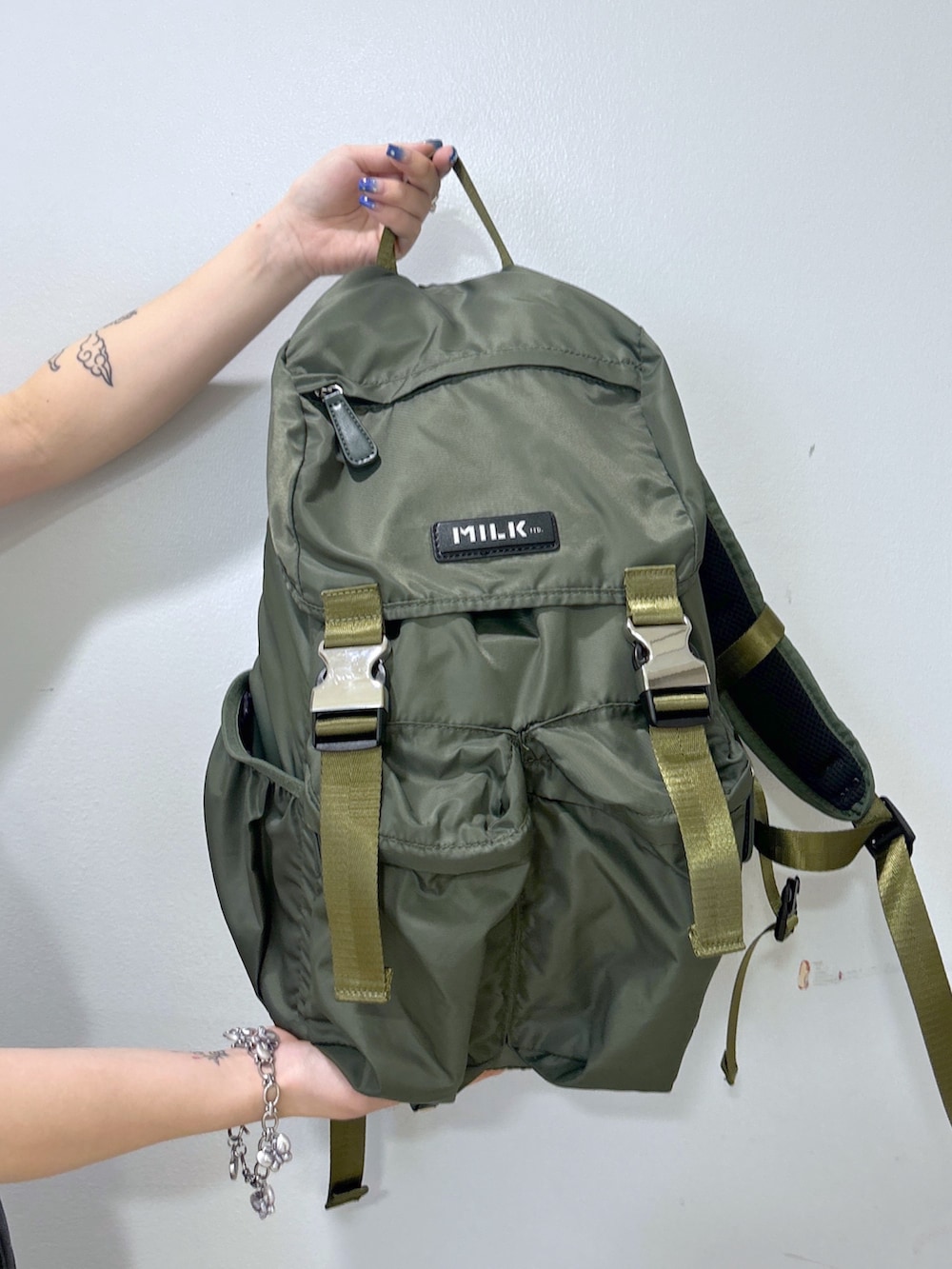 ベージュ系のサンダル、グリーン系のバックパック/リュック、ホワイト系のTシャツ/カットソーを着用したレディースの夏コーディネートの9枚目の写真