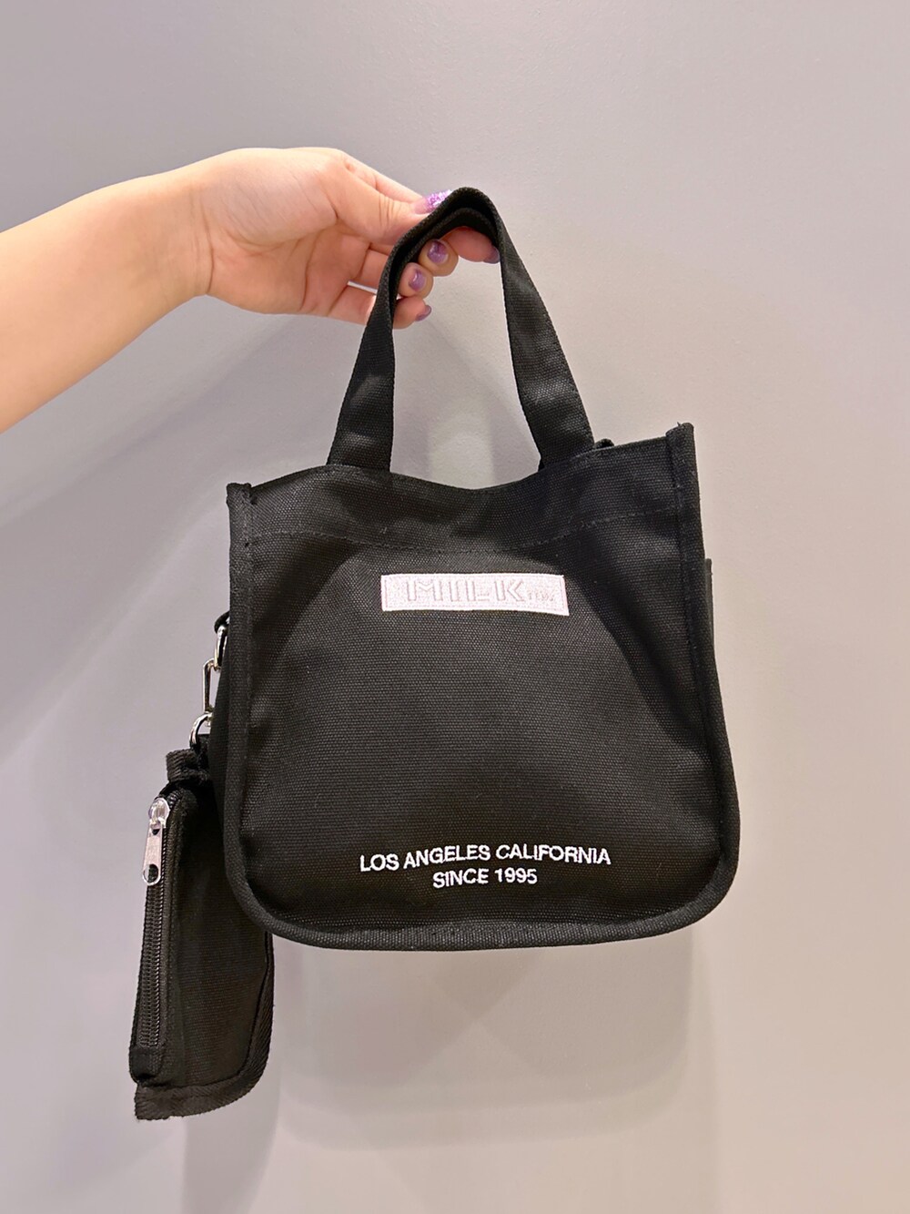 パープル系のシャツ/ブラウス、ブルー系のデニムパンツ、ピンク系のショルダーバッグを着用したレディースの夏コーディネートの4枚目の写真