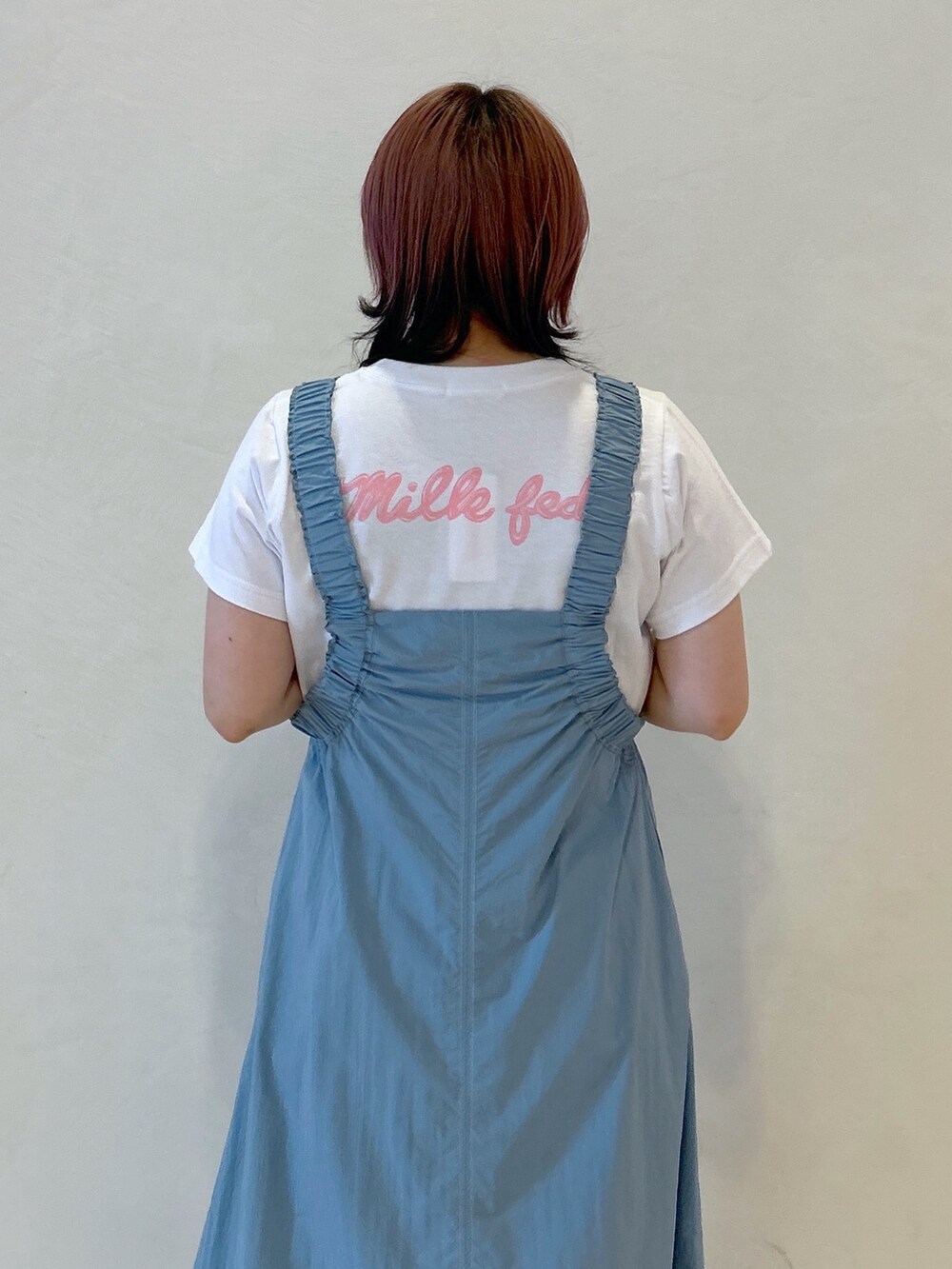 ピンク系のTシャツ/カットソー、ホワイト系のショルダーバッグ、ブルー系のワンピースを着用したレディースの夏コーディネートの6枚目の写真