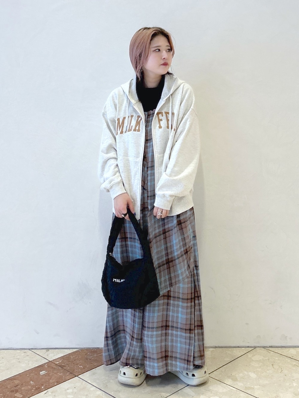 ブルー系のワンピース、ベージュ系のパーカー、ブラック系のTシャツ/カットソーを着用したレディースの夏コーディネートの3枚目の写真